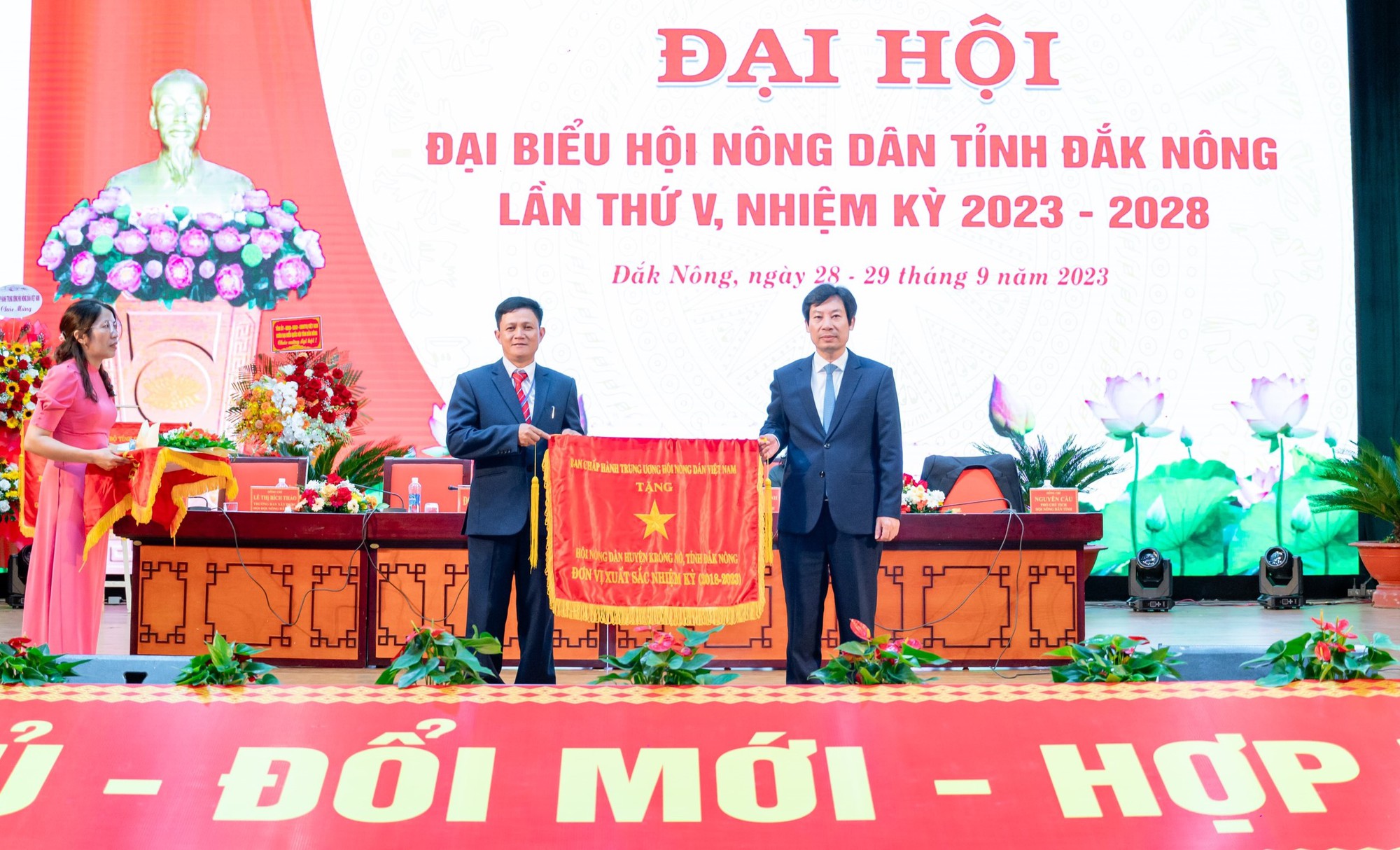Tiểu sử ông Hồ Gấm - Chủ tịch Hội Nông dân tỉnh Đắk Nông vừa tái đắc cử nhiệm kỳ mới - Ảnh 3.