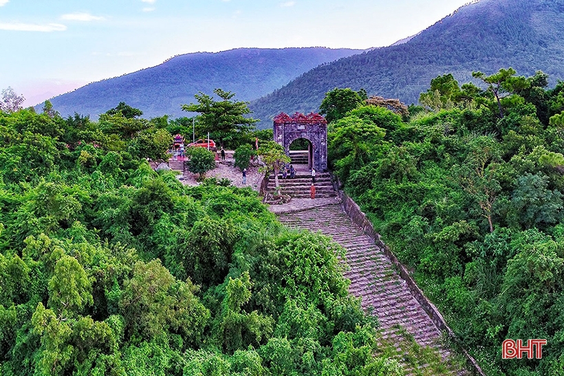 Đây là con đèo nổi tiếng giữa Hà Tĩnh và Quảng Bình, có Hoành Sơn Quan do vua Minh Mạng cho xây năm 1883 - Ảnh 2.