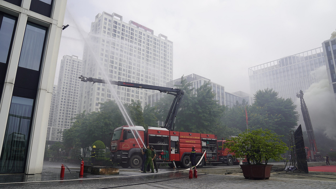Công an Hà Nội phối hợp diễn tập chữa cháy, cứu nạn tại trụ sở Bộ Công an - Ảnh 1.