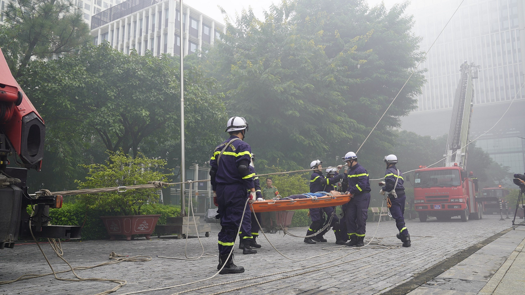 Công an Hà Nội phối hợp diễn tập chữa cháy, cứu nạn tại trụ sở Bộ Công an - Ảnh 2.