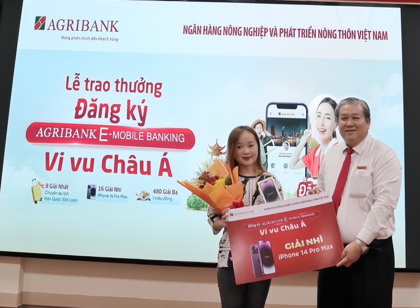 Một khách hàng của Agribank Chi nhánh Cần Thơ II trúng thưởng điện thoại iPhone 14 Pro Max - Ảnh 1.