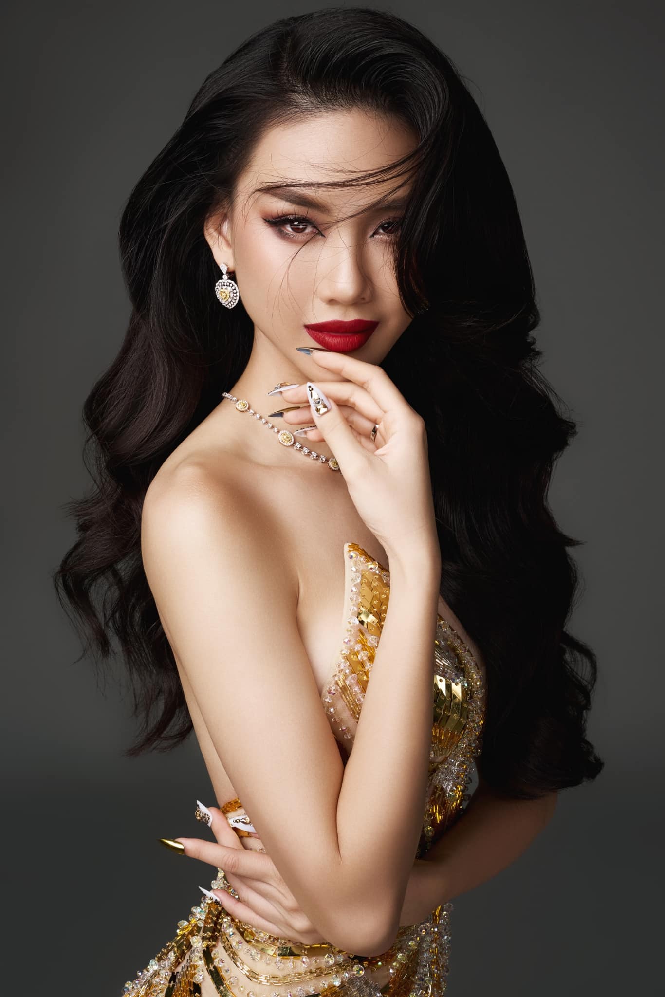 Nhan sắc xinh đẹp đầy mê hoặc của tân Miss Universe Vietnam 2023 Bùi Quỳnh Hoa - Ảnh 5.