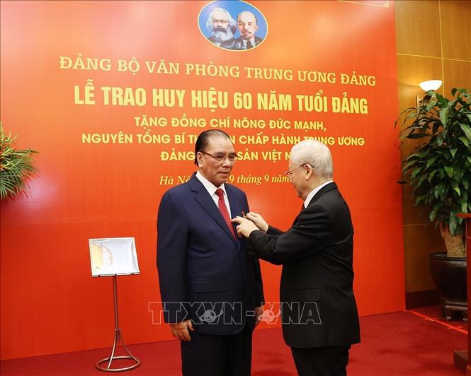 Tổng Bí thư Nguyễn Phú Trọng trao Huy hiệu cao quý của Đảng cho nguyên Tổng Bí thư Nông Đức Mạnh - Ảnh 1.