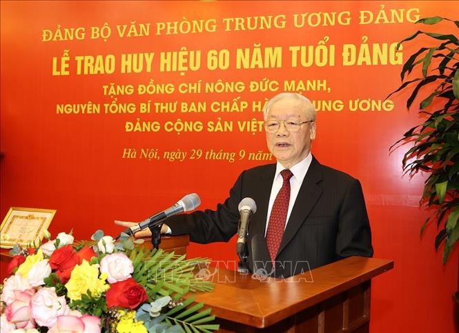 Tổng Bí thư Nguyễn Phú Trọng trao Huy hiệu cao quý của Đảng cho nguyên Tổng Bí thư Nông Đức Mạnh - Ảnh 2.