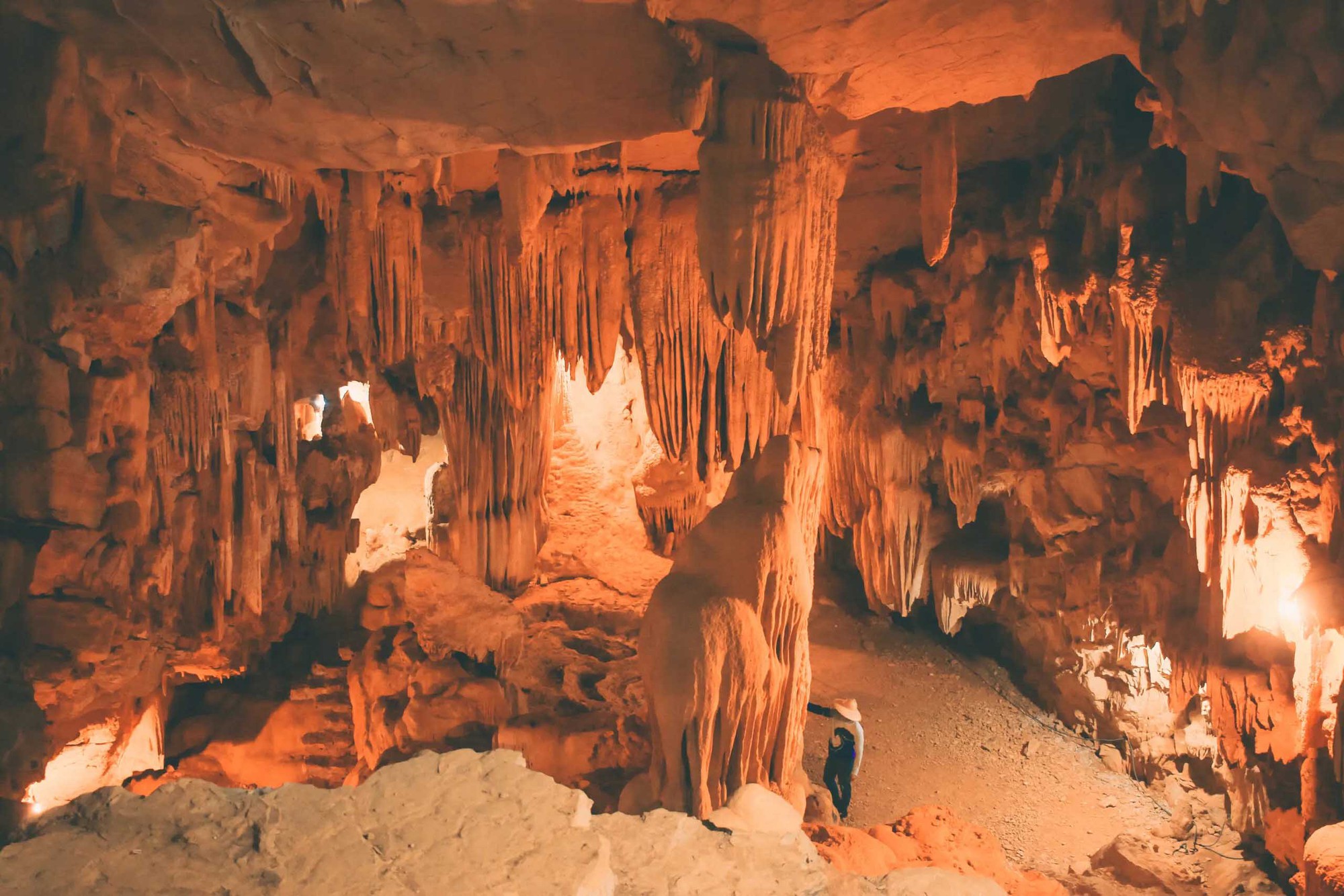 Một hang động ở Ninh Bình, bước vào bất ngờ vô số nhũ đá hình thù kỳ dị, tên nghe có người thảng thốt - Ảnh 1.
