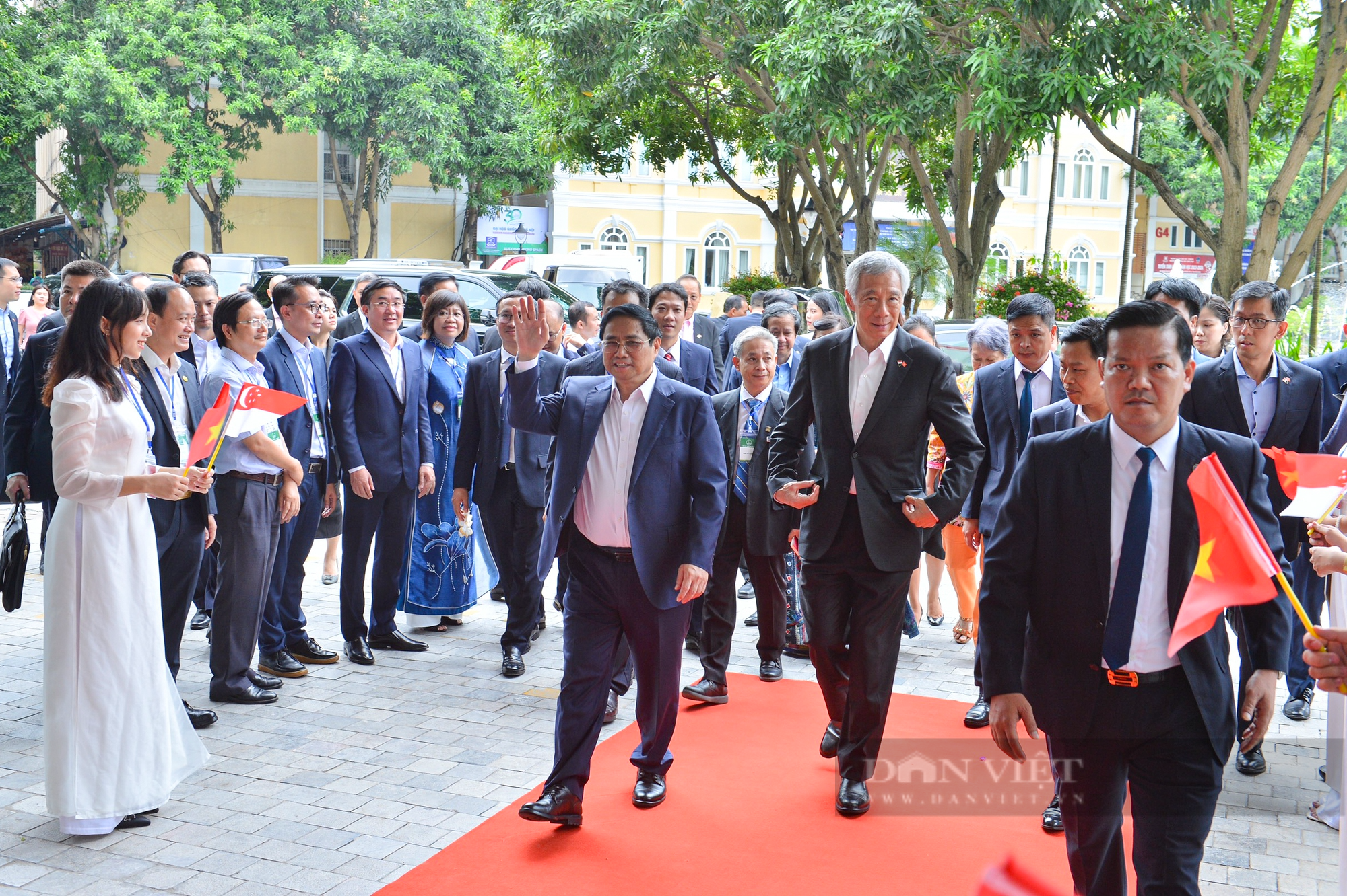 Ảnh ấn tượng tuần: Thủ tướng Lý Hiển Long thăm Việt Nam và các loạt động ngày Quốc khánh 2/9 - Ảnh 1.