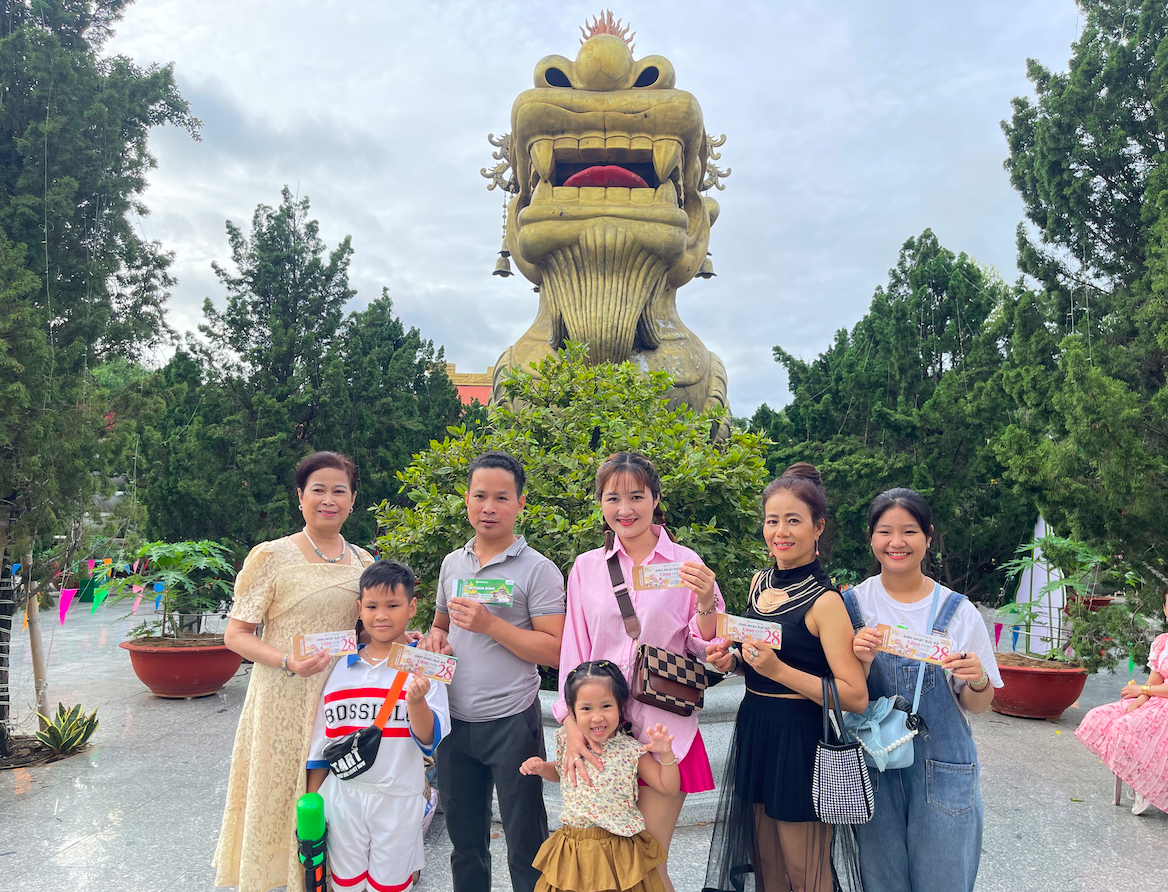 Hàng nghìn khách thích thú hái trái cây, thưởng thức ngon lành tại công viên nổi tiếng nhất Sài Gòn - Ảnh 9.