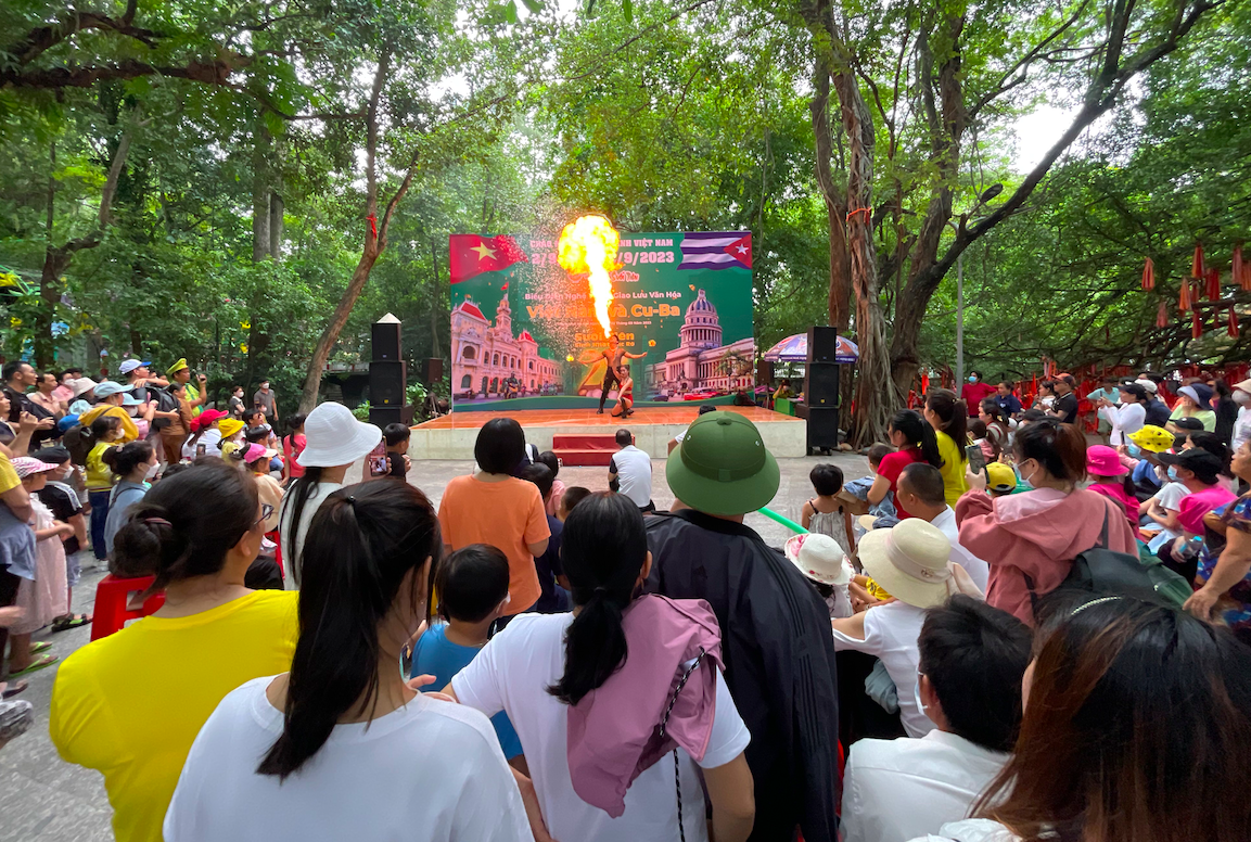 Hàng nghìn khách thích thú hái trái cây, thưởng thức ngon lành tại công viên nổi tiếng nhất Sài Gòn - Ảnh 8.