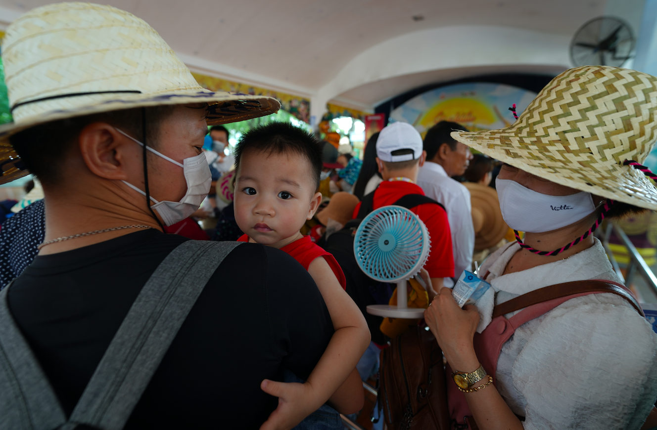 Hàng nghìn khách thích thú hái trái cây, thưởng thức ngon lành tại công viên nổi tiếng nhất Sài Gòn - Ảnh 7.