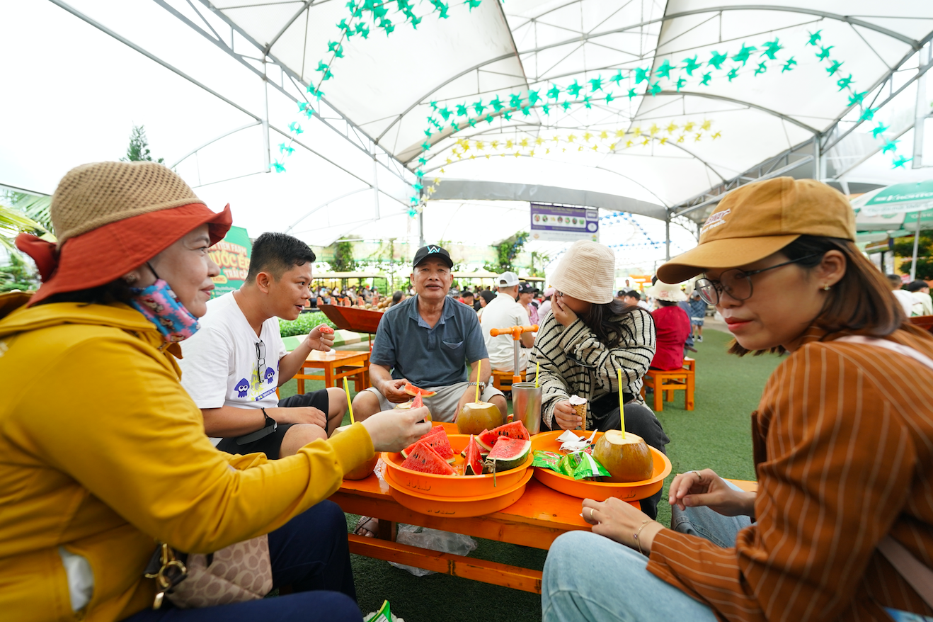 Hàng nghìn khách thích thú hái trái cây, thưởng thức ngon lành tại công viên nổi tiếng nhất Sài Gòn - Ảnh 5.