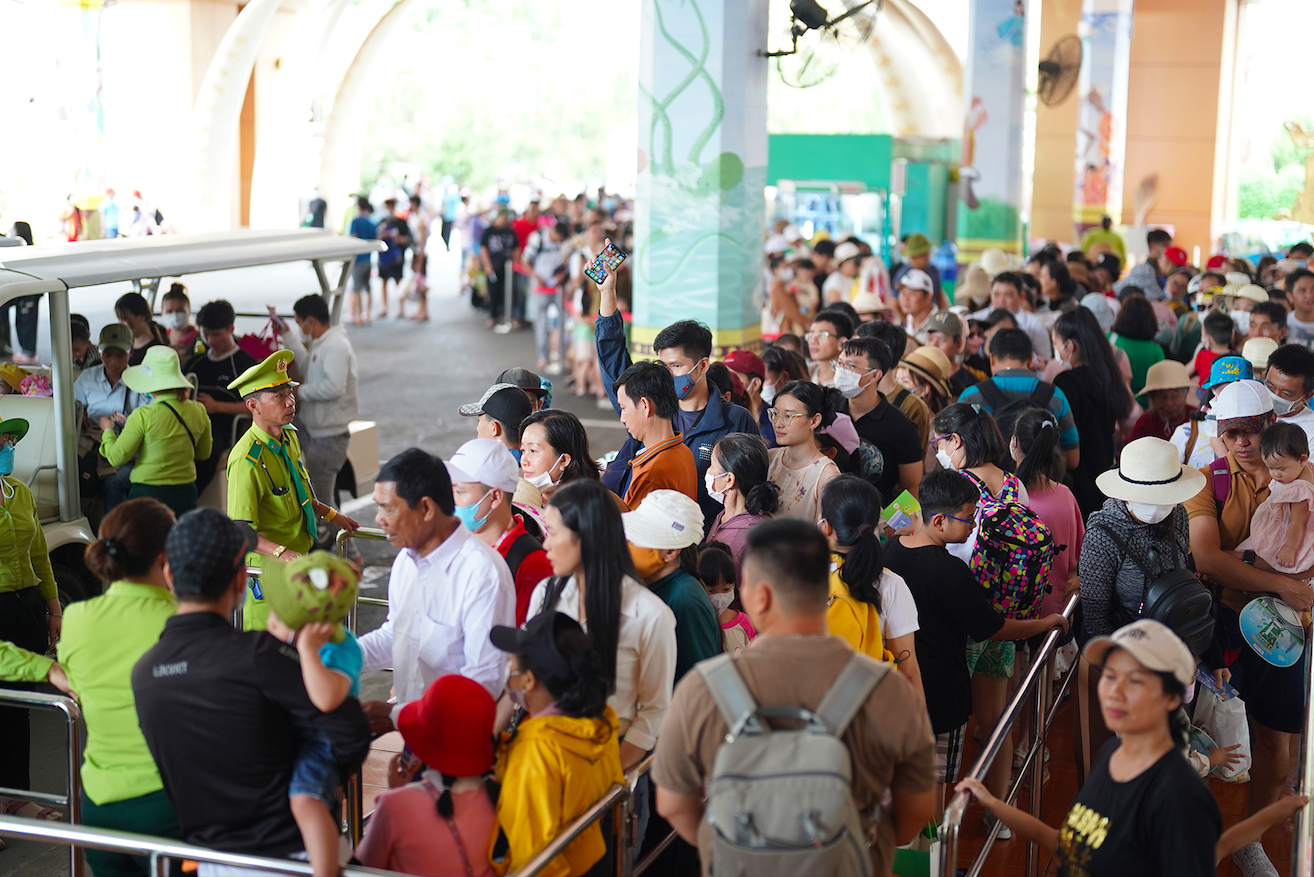 Hàng nghìn khách thích thú hái trái cây, thưởng thức ngon lành tại công viên nổi tiếng nhất Sài Gòn - Ảnh 6.