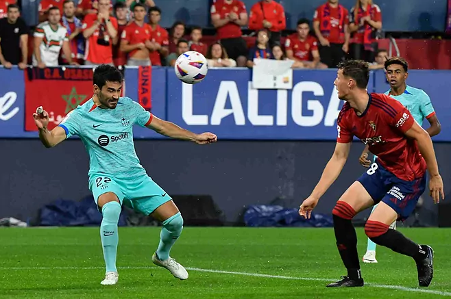 Lewandowski tỏa sáng đúng lúc, Barcelona nhọc nhằn hạ Osasuna - Ảnh 1.