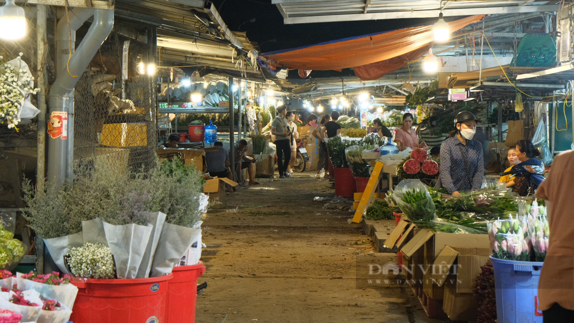 Tiểu thương tiết lộ những điều ít biết về chợ hoa đêm lớn nhất Hà thành - Ảnh 2.