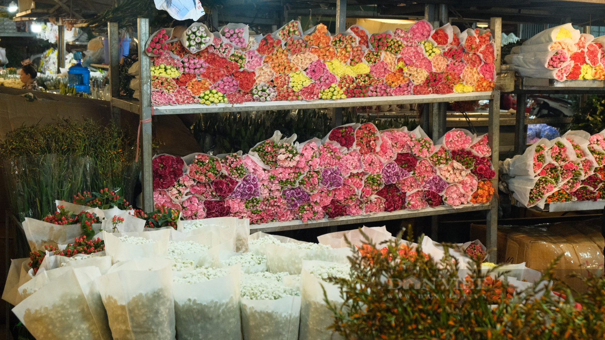 Tiểu thương tiết lộ những điều ít biết về chợ hoa đêm lớn nhất Hà thành - Ảnh 6.