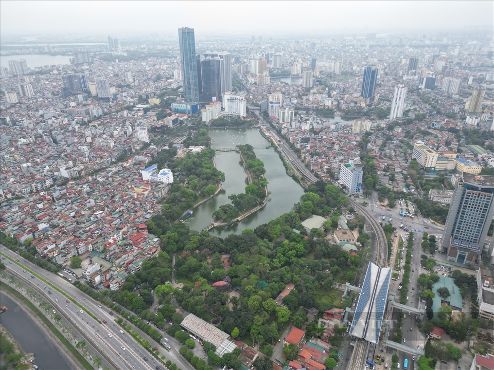 Công viên Thủ Lệ đông nghịt người trong ngày nghỉ lễ, người lớn trẻ nhỏ chen nhau đội nắng tham quan - Ảnh 2.