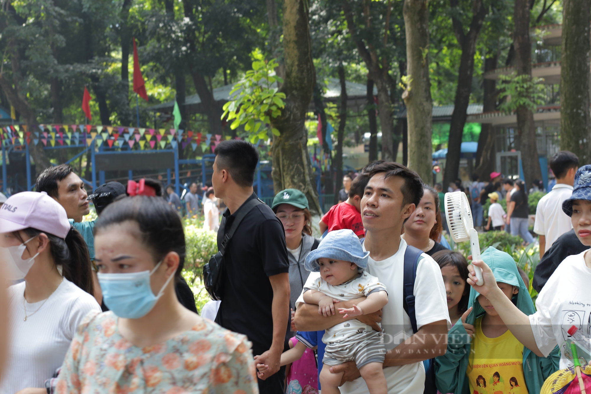 Công viên Thủ Lệ đông nghịt người trong ngày nghỉ lễ, người lớn trẻ nhỏ chen nhau đội nắng tham quan - Ảnh 4.