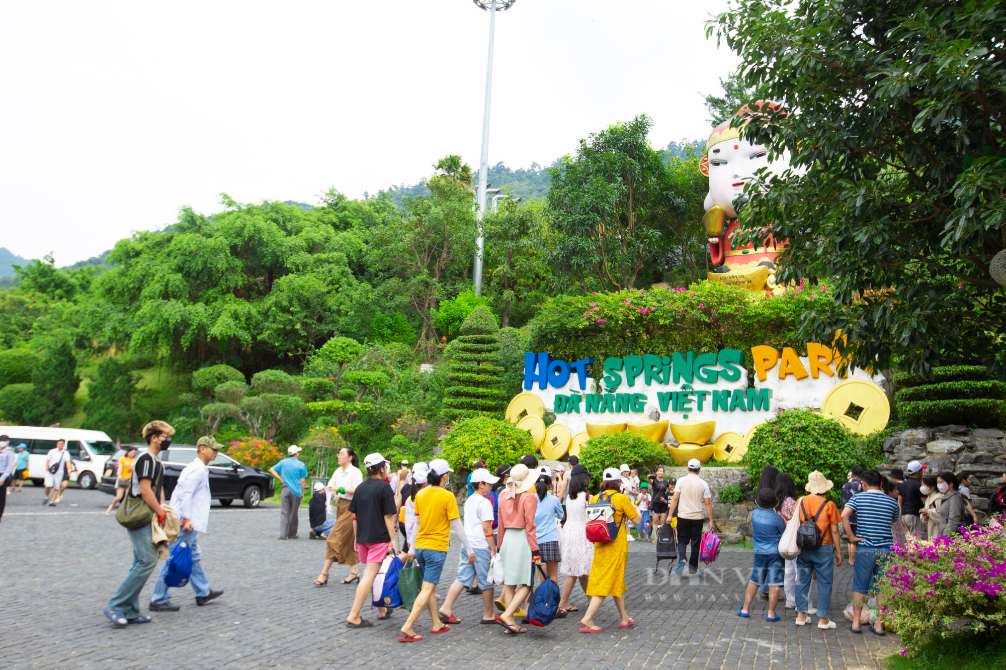 Nhiều điểm du lịch nổi tiếng ở Đà Nẵng đón hàng ngàn lượt khách dịp lễ 2/9  - Ảnh 1.