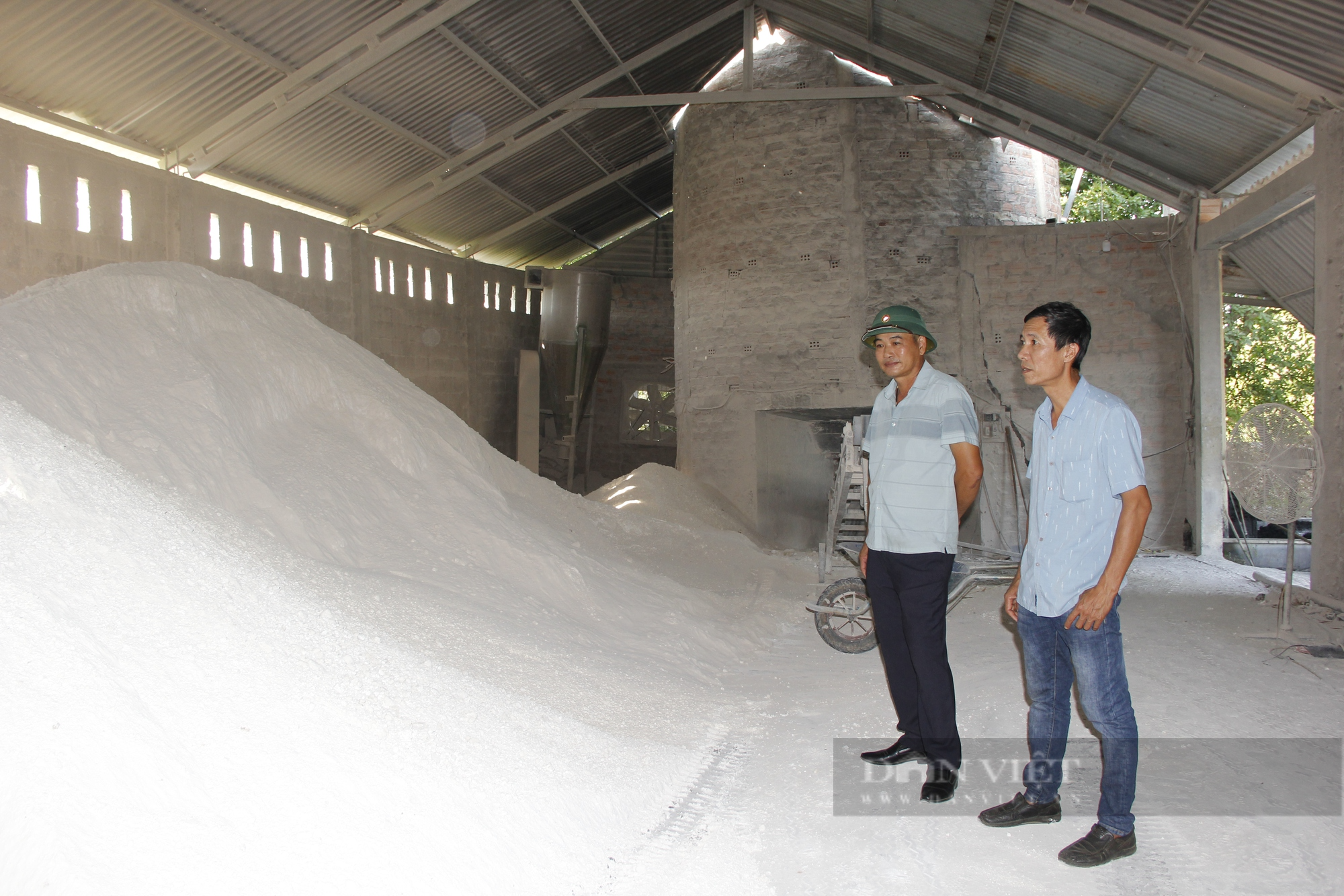 Nông dân Việt Nam xuất sắc năm 2023 kiếm tiền tỷ mỗi năm nhờ trồng cao su và bán thứ bột trắng - Ảnh 2.