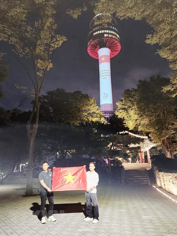 Hàn Quốc trình chiếu hình ảnh Quốc kỳ Việt Nam trên đỉnh Tháp Namsan - Ảnh 1.