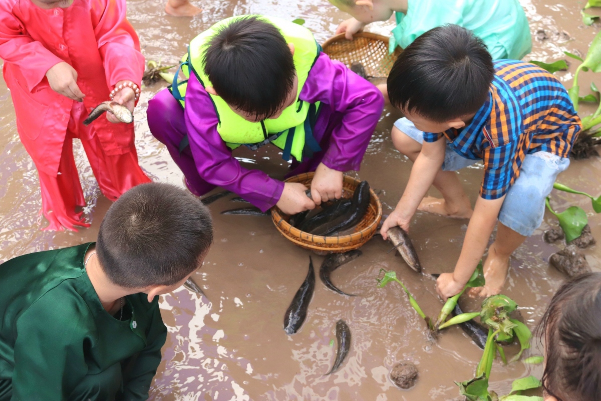 Trẻ em Cần Thơ tái hiện trang phục chợ quê xưa và tìm hiểu văn hóa sông nước - Ảnh 15.