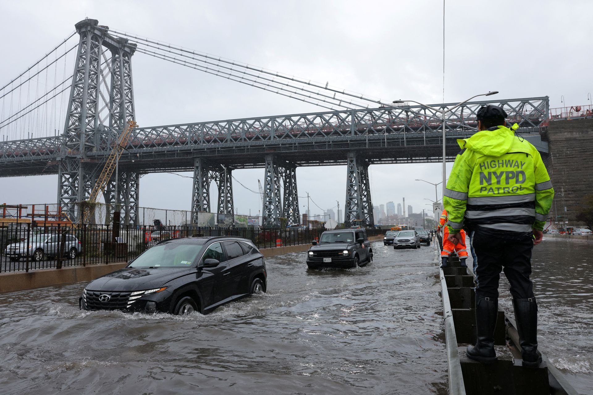 Loạt ôtô &quot;ăn&quot; no nước do mưa cực lớn ở New York - Ảnh 8.