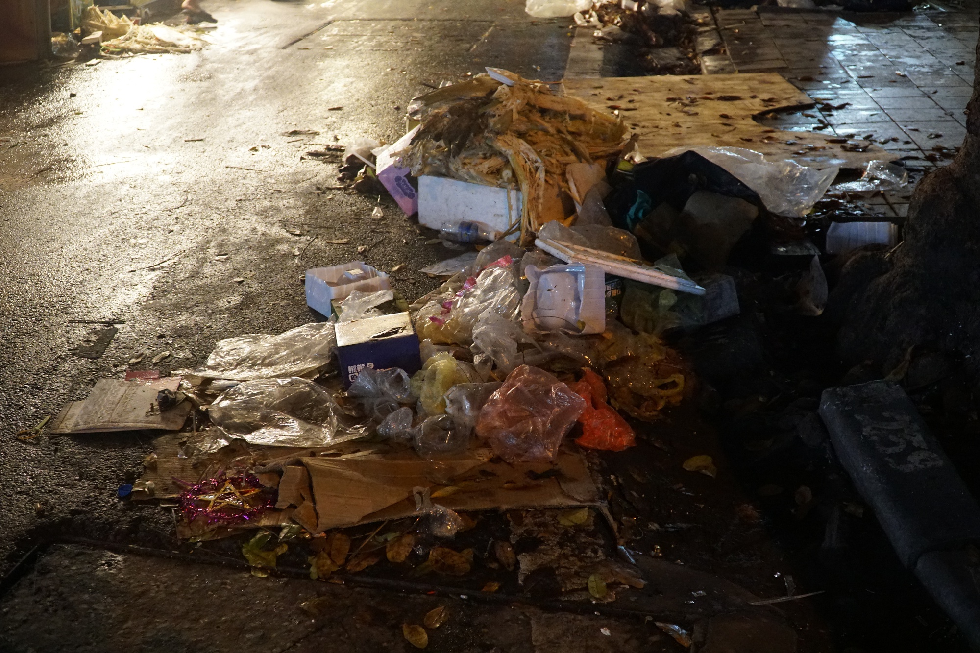 Sau đêm Trung thu, rách thải chất chồng khắp phố cổ Hà Nội, nữ công nhân rọn rác thâu đêm - Ảnh 2.