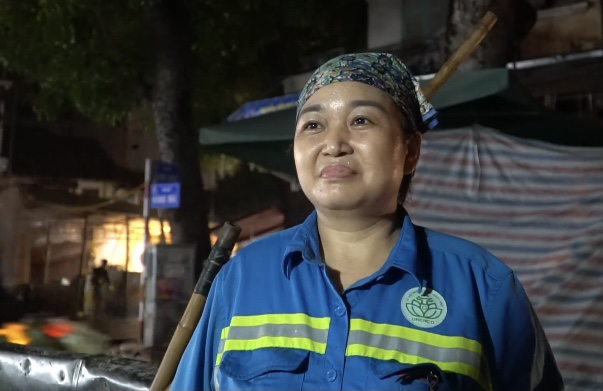Sau đêm Trung thu, rách thải chất chồng khắp phố cổ Hà Nội, nữ công nhân rọn rác thâu đêm - Ảnh 4.