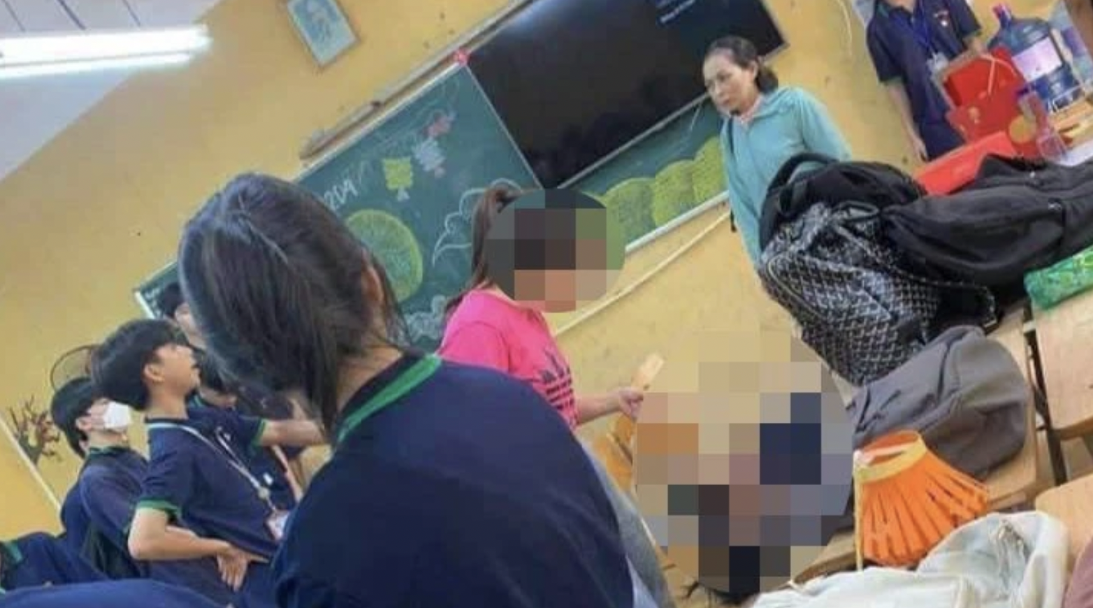 Vụ nữ sinh Hà Nội quỳ khóc kiệt sức vì cô giáo đuổi ra khỏi lớp: Sở GDĐT nói gì? - Ảnh 2.
