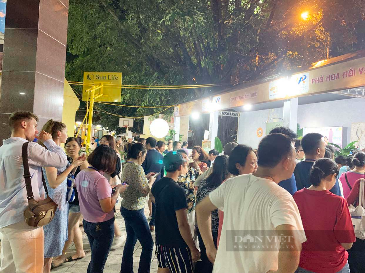 Festival Thu Hà Nội năm 2023: Khách Tây, khách ta háo hức xếp hàng nhận phở miễn phí - Ảnh 3.