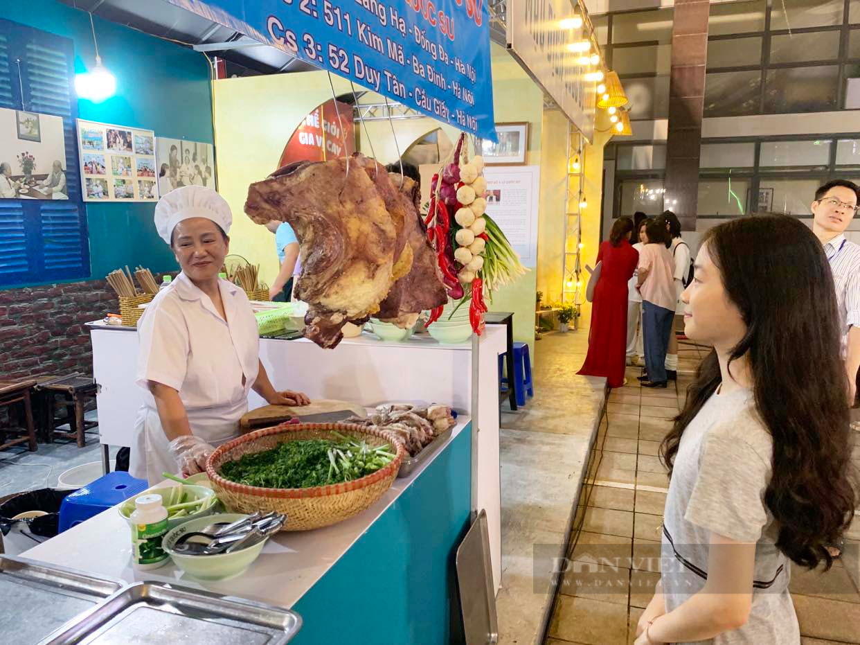 Festival Thu Hà Nội năm 2023: Khách Tây, khách ta háo hức xếp hàng nhận phở miễn phí - Ảnh 4.