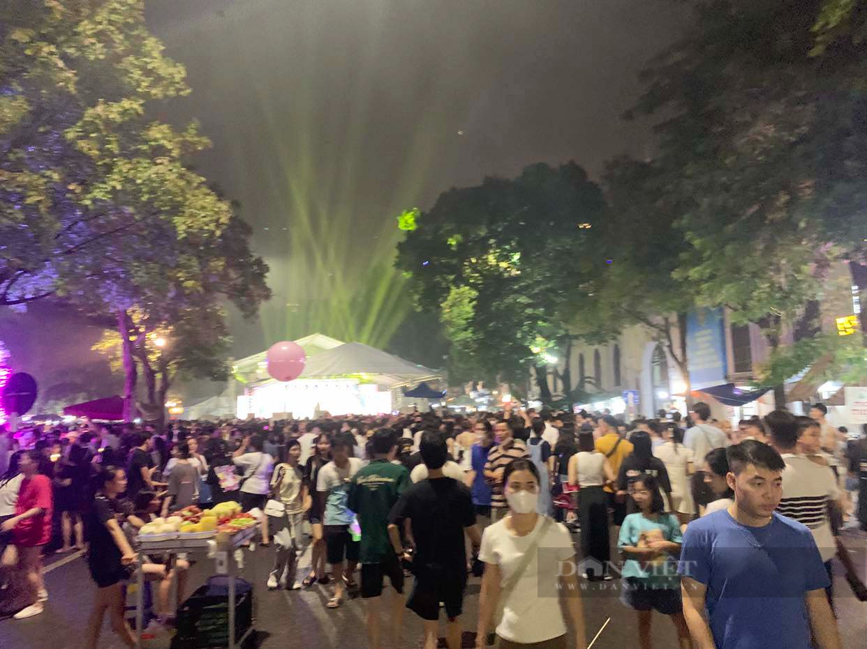 Festival Thu Hà Nội năm 2023: Khách Tây, khách ta háo hức xếp hàng nhận phở miễn phí - Ảnh 15.