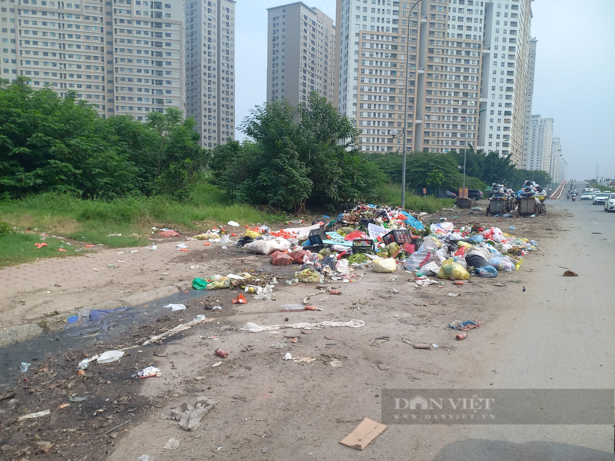 Phường Yên Nghĩa (Hà Đông - Hà Nội): Bãi tập kết rác thải sinh hoạt tràn ra lòng đường - Ảnh 1.