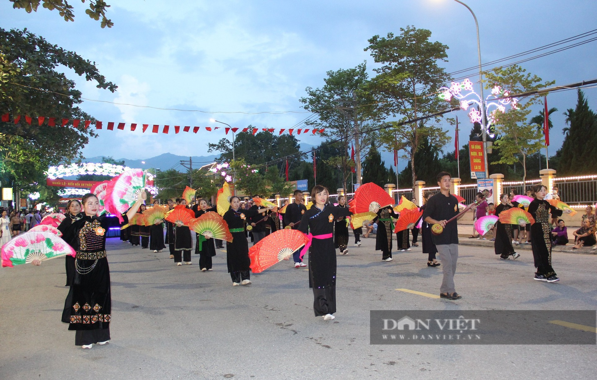 Hơn 2000 người nắm tay nhau múa xòe tại đêm khai mạc Lễ hội Văn hóa, Du lịch Mường Lò 2023 - Ảnh 3.