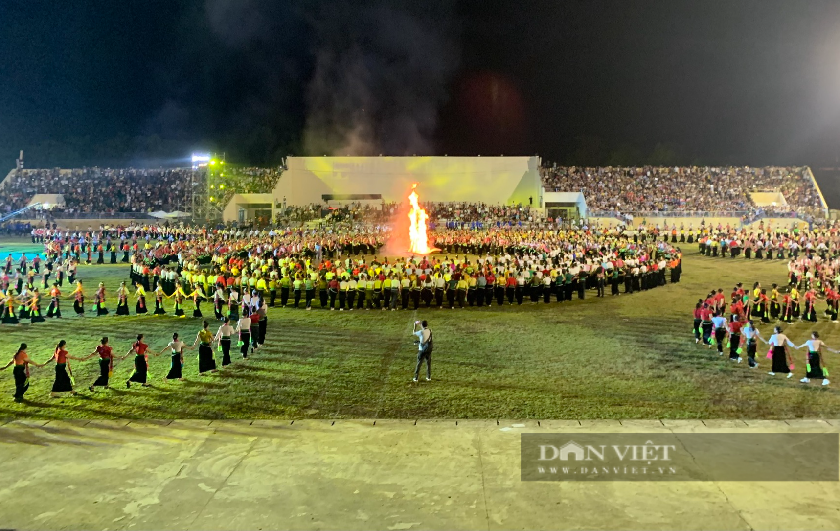 Hơn 2000 người nắm tay nhau múa xòe tại đêm khai mạc Lễ hội Văn hóa, Du lịch Mường Lò 2023 - Ảnh 4.