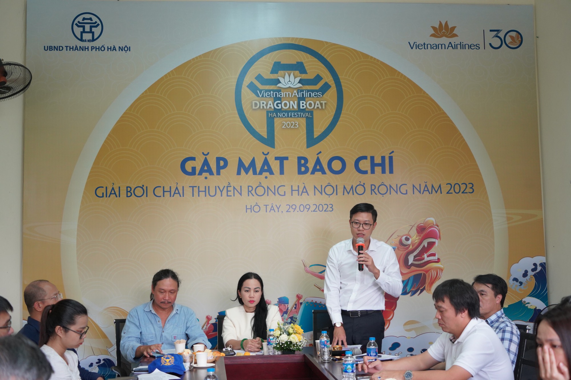 Vietnam Airlines tiếp tục đồng hành cùng giải bơi chải thuyền Rồng Hà Nội mở rộng năm 2023 - Ảnh 1.