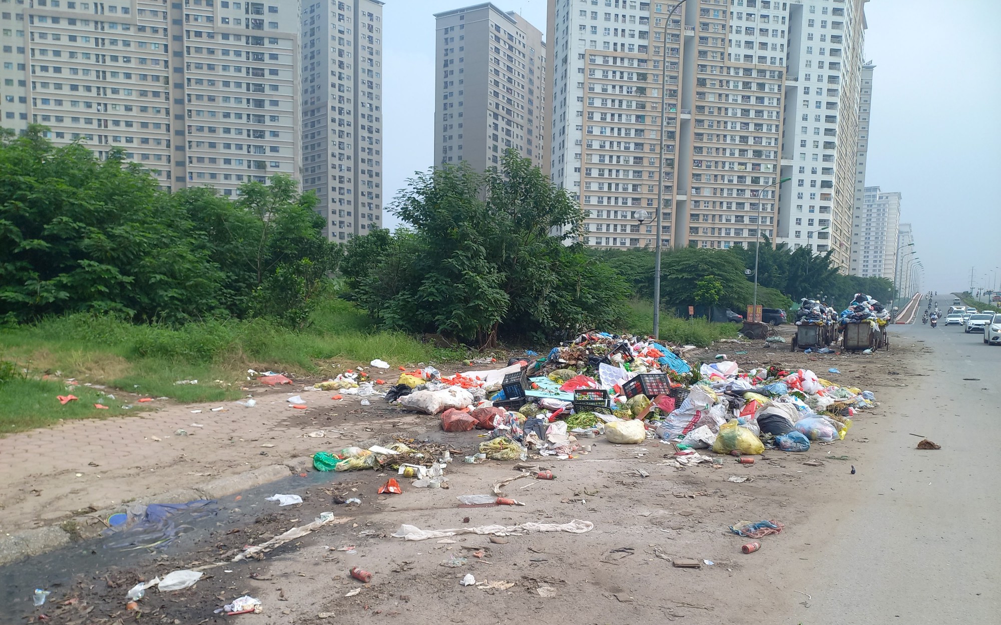 Phường Yên Nghĩa (Hà Đông - Hà Nội): Bãi tập kết rác thải sinh hoạt tràn ra lòng đường