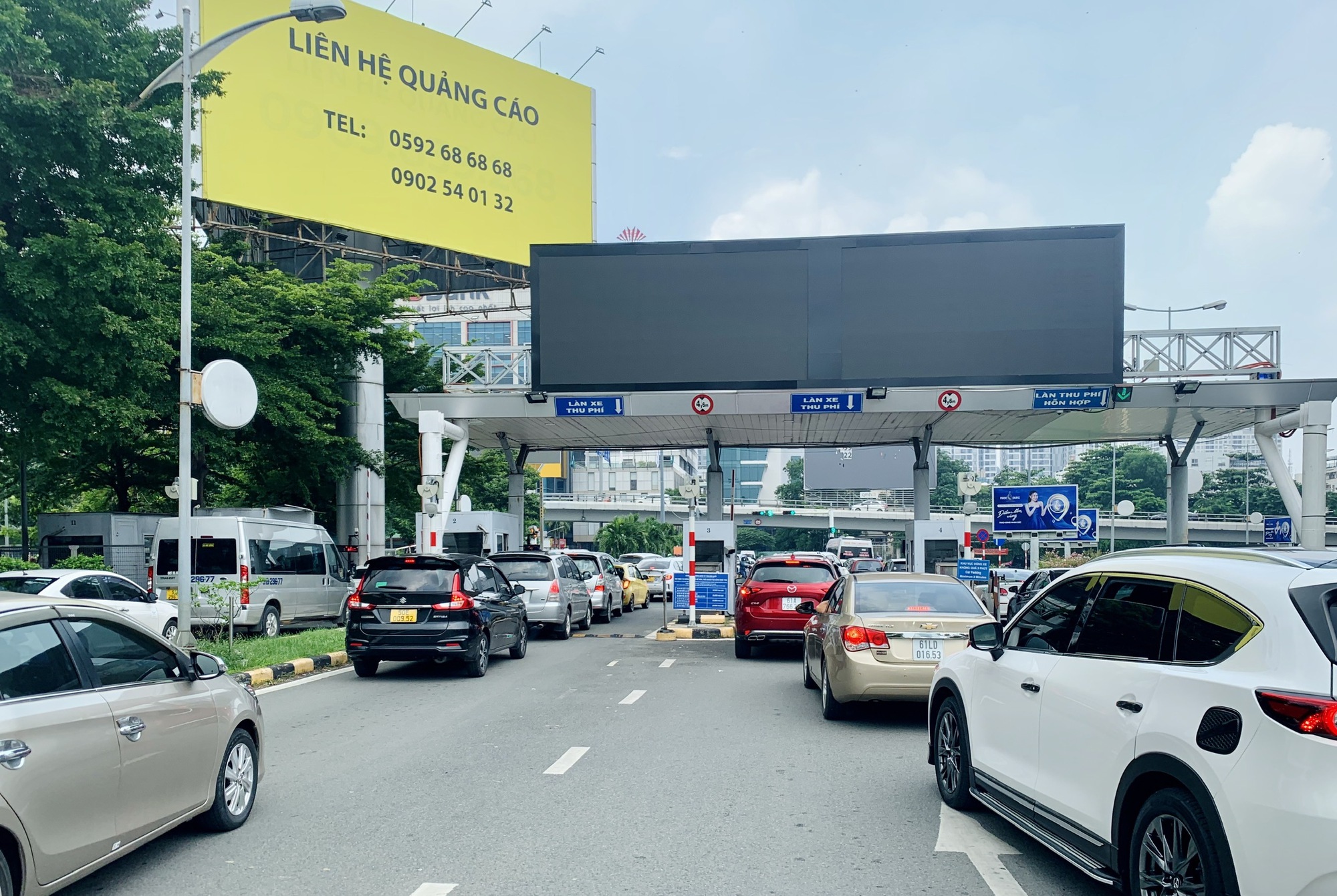 Đẩy nhanh thu phí không dừng, giảm ùn tắc sân bay dịp cao điểm - Ảnh 3.