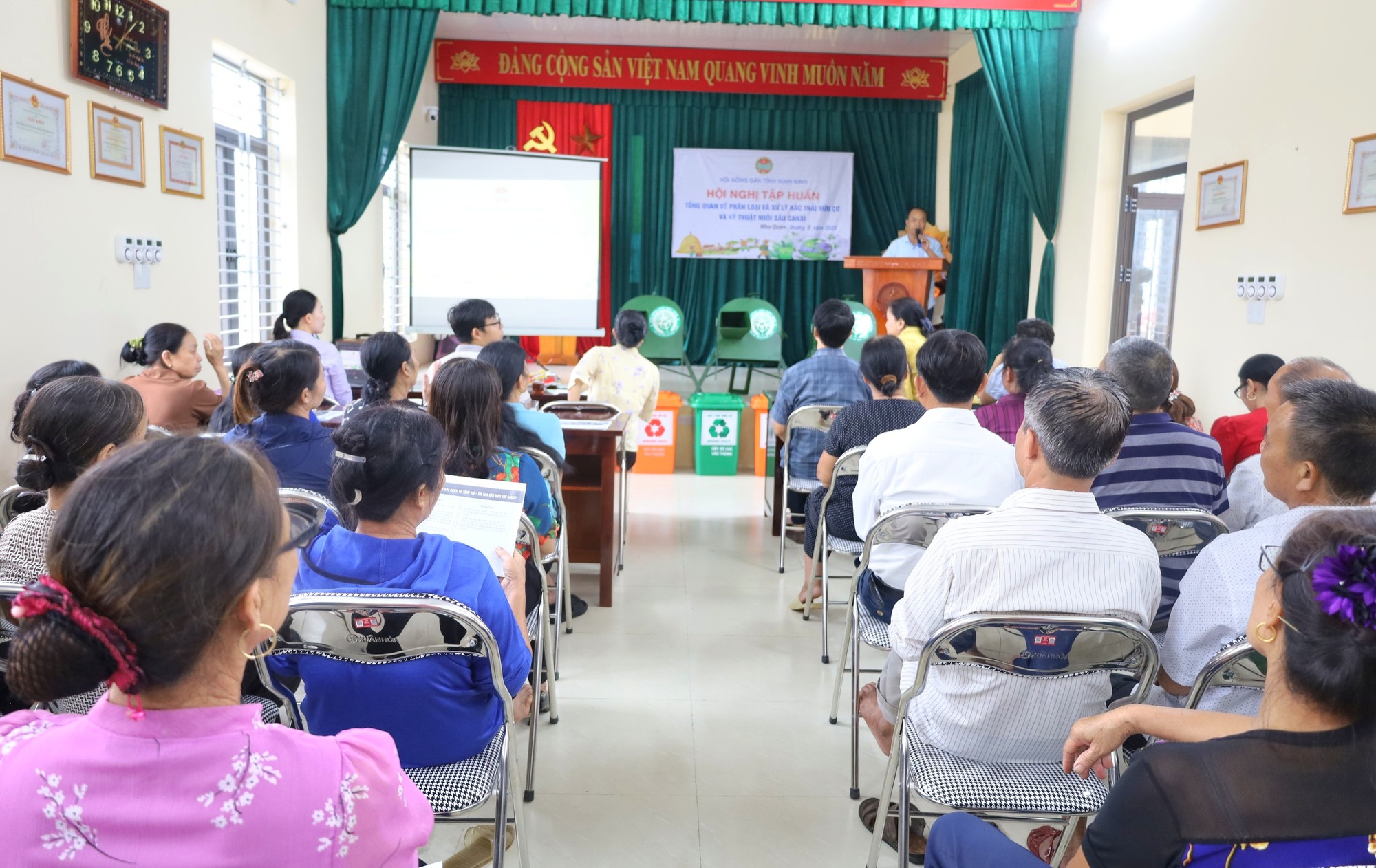 Hội Nông dân tỉnh Ninh Bình tập huấn cho hội viên, nông dân cách nuôi sâu canxi - Ảnh 3.