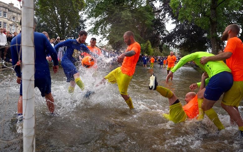 Ảnh thế giới 7 ngày qua: Tên lửa phát nổ trên bầu trời Kiev và lính Ukraine bắn pháo về phía Nga  - Ảnh 13.