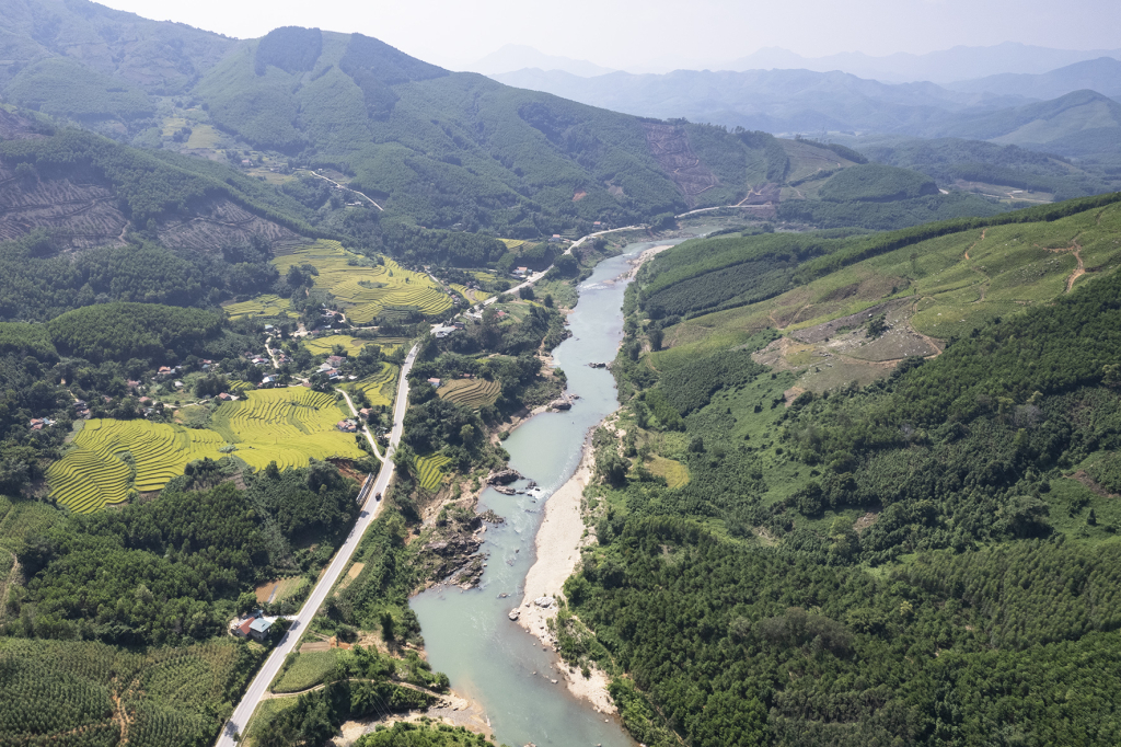 Con sông dài 82km ở Quảng Ninh như chiếc lông chim khổng lồ, lưu lượng nước chênh lệch tới 1.000 lần - Ảnh 1.