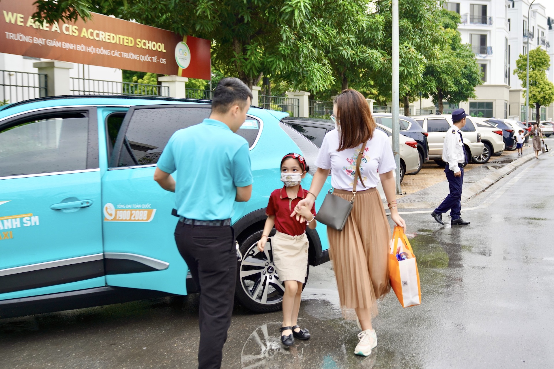 Xanh SM ra mắt dịch vụ Xanh2School đưa đón học sinh, sinh viên tới trường  - Ảnh 1.