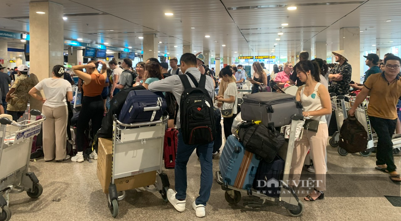Người dân ùn ùn trở lại TP.HCM sau nghỉ lễ, sân bay Tân Sơn Nhất đông nghẹt - Ảnh 1.