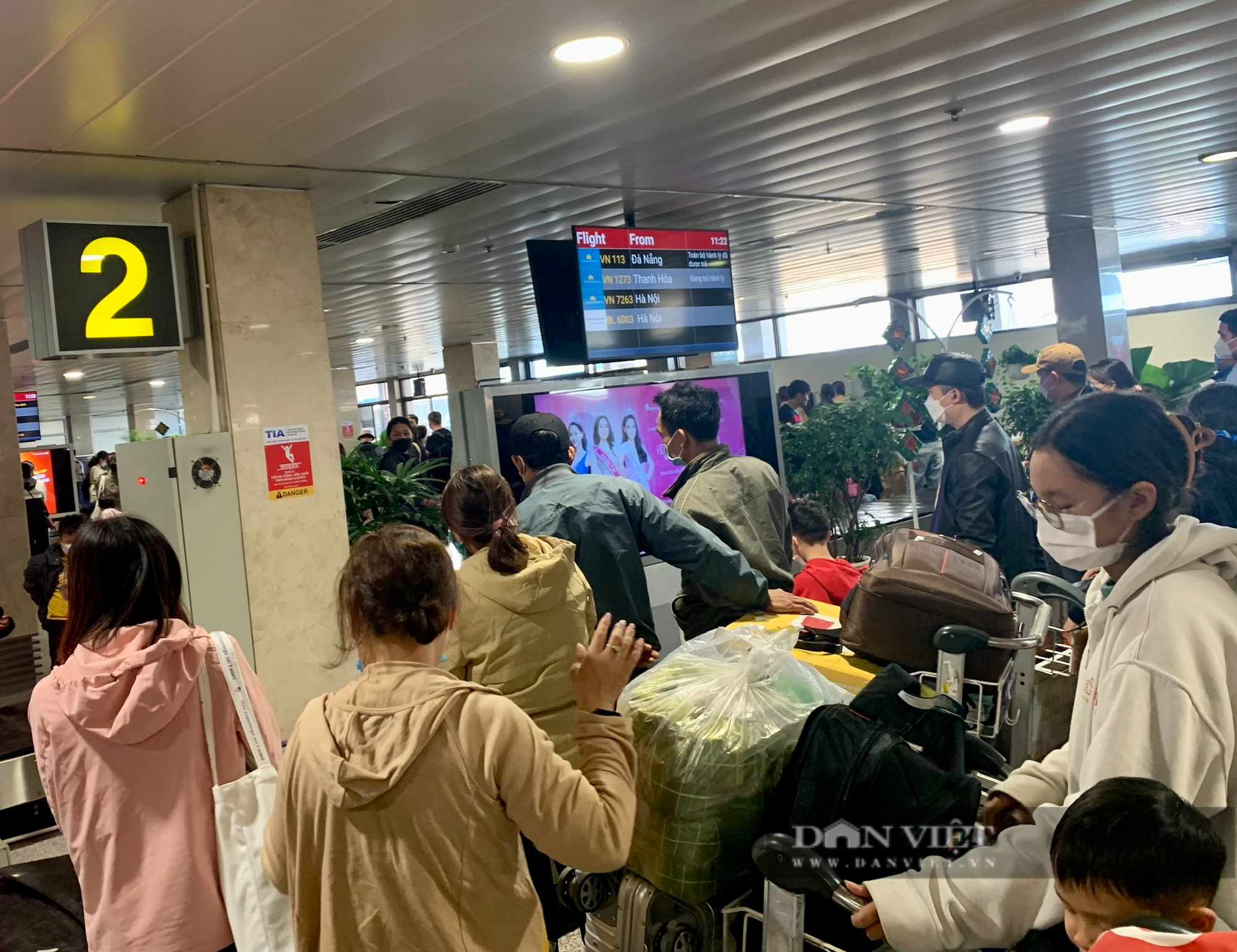 Người dân ùn ùn trở lại TP.HCM sau nghỉ lễ, sân bay Tân Sơn Nhất đông nghẹt - Ảnh 2.