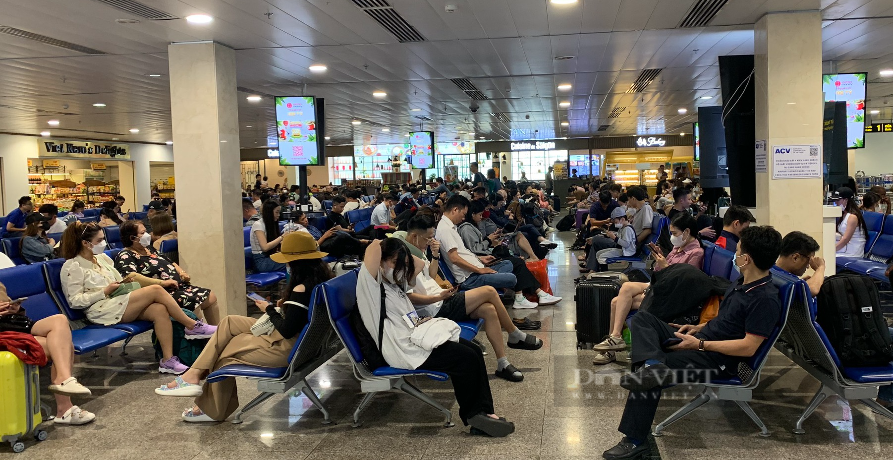 Người dân ùn ùn trở lại TP.HCM sau nghỉ lễ, sân bay Tân Sơn Nhất đông nghẹt - Ảnh 5.