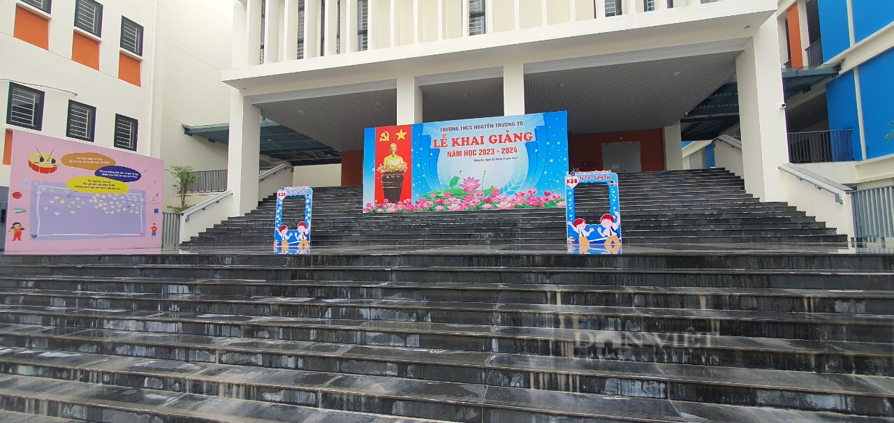 Do &quot;hoàn cảnh đặc biệt&quot;, hơn 2.400 học sinh một trường ở Hà Nội phải tham dự lễ khai giảng online  - Ảnh 1.