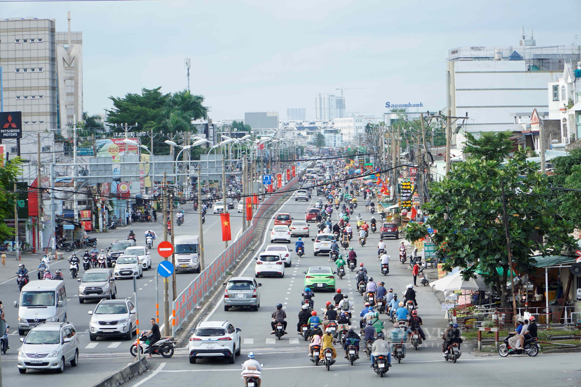 Người dân trở về TP.HCM sau kỳ nghỉ lễ: Nơi đông đúc, nơi vắng vẻ - Ảnh 4.