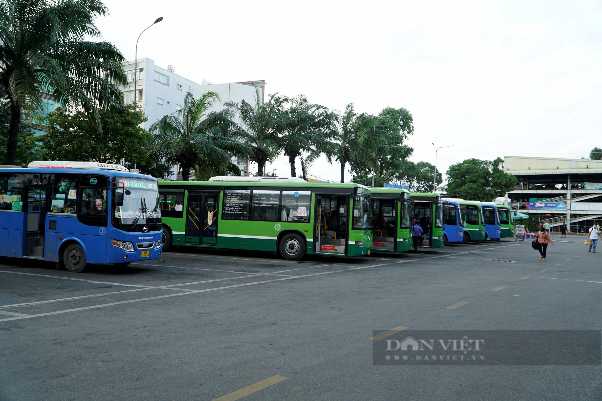 Người dân trở về TP.HCM sau kỳ nghỉ lễ: Nơi đông đúc, nơi vắng vẻ - Ảnh 7.