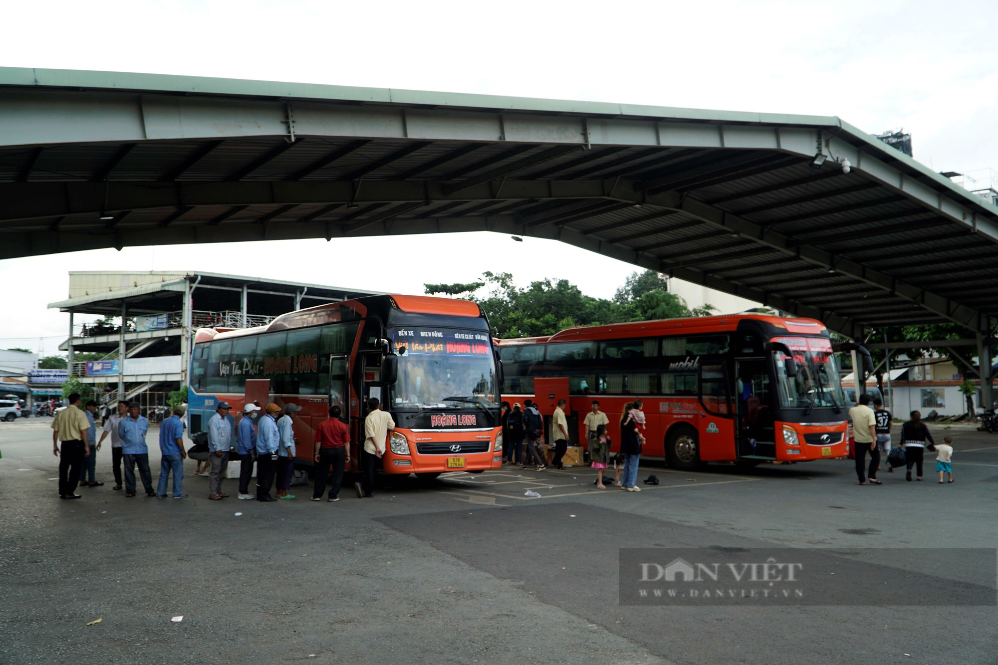 Người dân trở về TP.HCM sau kỳ nghỉ lễ: Nơi đông đúc, nơi vắng vẻ - Ảnh 8.