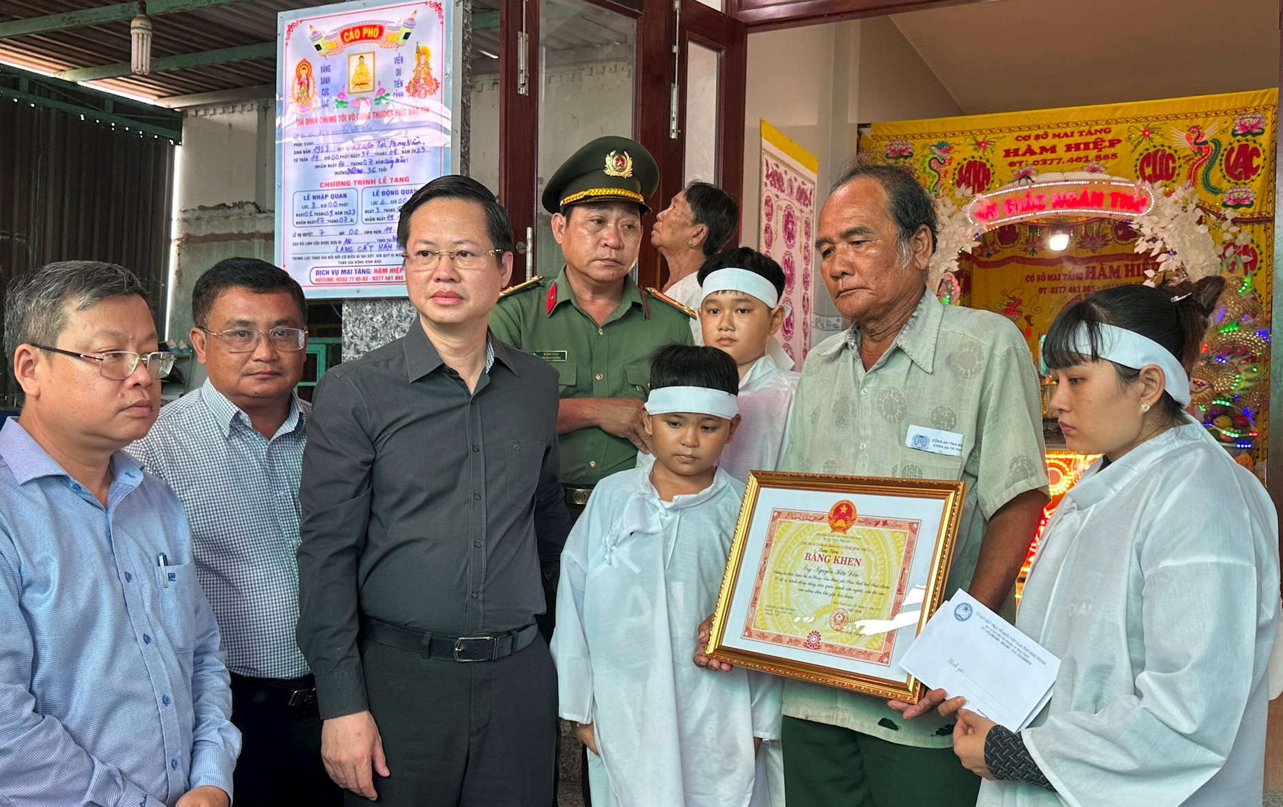 Tặng học bổng cho 2 người con anh Nguyễn Hữu Đốn, người lao vào đám cháy cứu người không may bị tử vong - Ảnh 2.
