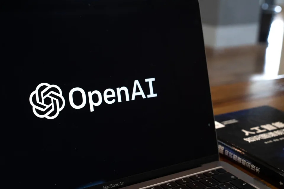 OpenAI đạt gần 1 tỷ USD doanh thu trong năm sau thành công của ChatGPT - Ảnh 1.